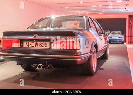 BMW 635CSi M nella carrozzeria E24 nello showroom del BMW Museum. Il modello è stato introdotto nel mondo nel 1984. Vista posteriore. Germania, Monaco di Baviera - Aprile 27, Foto Stock