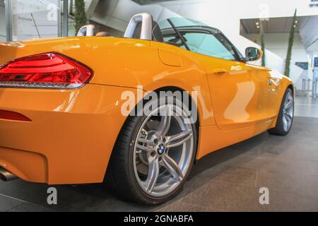 BMW Z4 Coupé con corpo E89 nello showroom del Museo BMW. Germania, Monaco di Baviera - 27 aprile 2011 Foto Stock