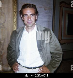 Giovane SEAN CONNERY color Candid Photo circa 1962 quando apparve per la prima volta come James Bond 007 nel DR. NO Foto Stock