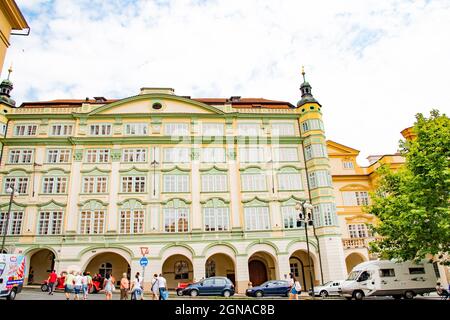 Vecchi acquisti a Malostranske namesti, che è la piazza principale di Praga Mala Strana. Taken in Prague, Czech on July 23, 2016 Foto Stock