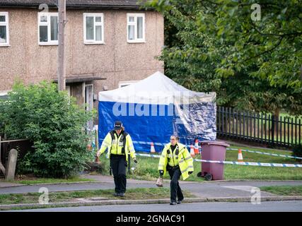 File photo datato 20/09/21 della scena a Chandos Crescent in Killamarsh, Derbyshire, dove i corpi di John Paul Bennett, 13, Lacey Bennett, 11, la loro madre Terri Harris, 35, e l'amico di Lacey Connie Gent, 11, sono stati scoperti la Domenica mattina. Damien Bendall è destinata a comparire presso la Corte della Corona di Derby accusato di quattro conti di omicidio. Data di emissione: Venerdì 24 settembre 2021. Foto Stock