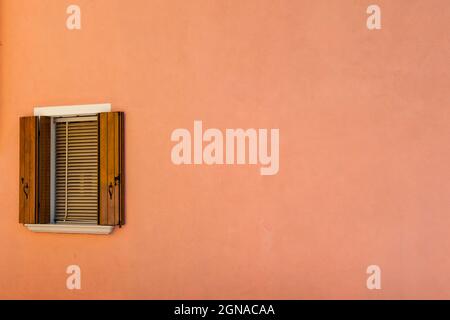 Una finestra di uno dei caratteristici case colorate di Burano (Venezia) Foto Stock