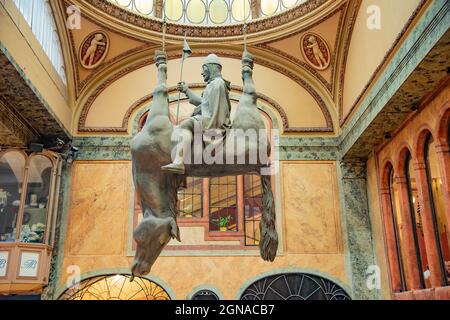 Statua di Re Venceslao Riding un cavallo morto capovolto al Lucerna Arcade. Taken in Prague, Czech on July 23, 2016 Foto Stock