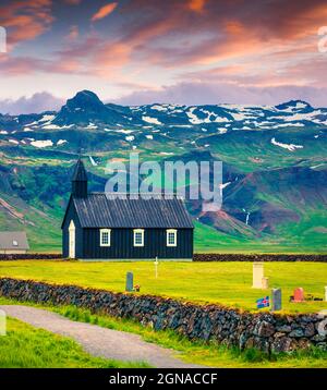 Chiesa di Budakirkja in legno nero e cimitero a Saefellsnes. Colorata alba estiva sulla penisola di Snafellsnes, Islanda occidentale, Europa. Stile artistico Foto Stock