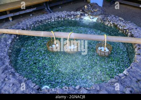 Onsen Tamago (Hot Spring Eggs) nella città di Kusatsu Onsen, Giappone. Uova cotte nelle molle geotermiche sub-bollenti costanti in Giappone. Foto Stock