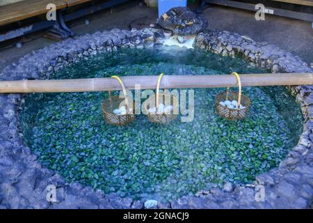 Onsen Tamago (Hot Spring Eggs) nella città di Kusatsu Onsen, Giappone. Uova cotte nelle molle geotermiche sub-bollenti costanti in Giappone. Foto Stock