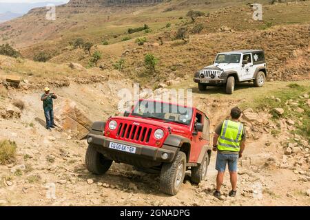 HARRISMITH, SUDAFRICA - 11 agosto 2021: Una vista panoramica del club dei proprietari di jeep sul luogo in Drakensberg Mountains Foto Stock