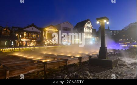 Gunma, Giappone - 8 novembre 2019. Vista notturna di Yubatake (campo di acqua calda) di Kusatsu Onsen a Gunma, Giappone. La città è una delle sorgenti termali più famose del Giappone Foto Stock