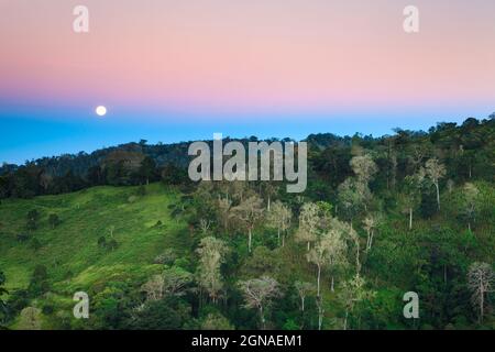 Luna e ombra terrestre all'alba negli altopiani tra Rio Sereno e Volcan, provincia di Chiriqui, Repubblica di Panama, America Centrale. Foto Stock