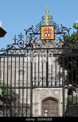 Stemma sopra la porta di ferro che porta all'uscita principale e all'ingresso del Jesus College, università di Cambridge, Inghilterra. Foto Stock