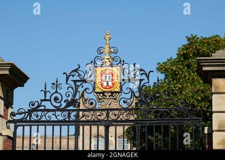 Stemma sopra la porta di ferro che porta all'uscita principale e all'ingresso del Jesus College, università di Cambridge, Inghilterra. Foto Stock