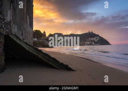 Tramonto dalla spiaggia di la Concha, Donostia-San Sebastian, Paesi Baschi, Spagna Foto Stock