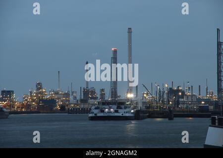 Raffineria di Shell e serbatoi di Mobil nel porto di Pernis nel porto di Rotterdam Foto Stock