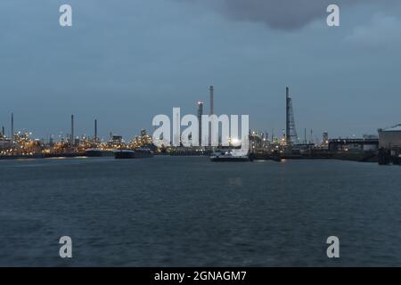 Raffineria di Shell e serbatoi di Mobil nel porto di Pernis nel porto di Rotterdam Foto Stock