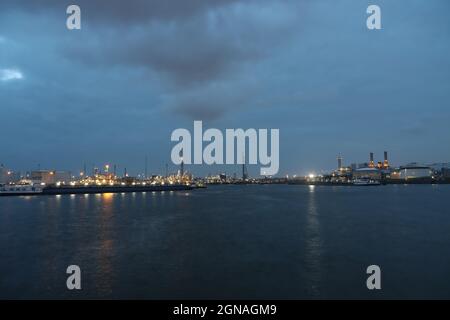 Raffineria di Shell e serbatoi di Mobil nel porto di Pernis nel porto di Rotterdam Foto Stock