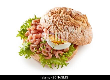 Da sopra di appetitoso sandwich con gamberi e uova servito su sfondo bianco isolato Foto Stock