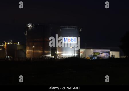 Raffineria di Shell e serbatoi di Mobil nel porto di Pernis nel porto di Rotterdam Foto Stock