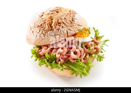 Da sopra di panino gustoso con gamberi e uova sode servito su sfondo bianco in studio Foto Stock