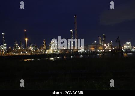 Raffineria di Shell e serbatoi di Mobil nel porto di Pernis nel porto di Rotterdam Foto Stock