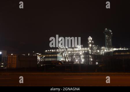 Raffineria di Shell e serbatoi di Mobil nel porto di Pernis nel porto di Rotterdam Foto Stock