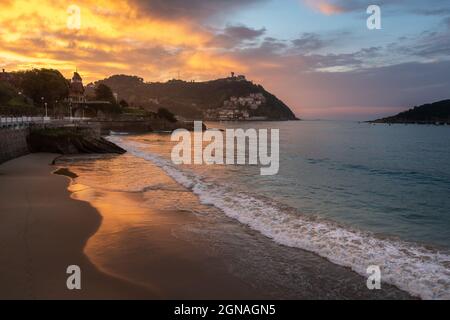 Tramonto dal lungomare di la Concha, Donostia-San Sebastian, Paesi Baschi, Spagna Foto Stock