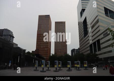 Si può prendere il treno, la metropolitana e il tram Amsterdam Zuid, cuore del quartiere finanziario dei Paesi Bassi Foto Stock