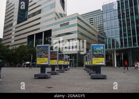 Si può prendere il treno, la metropolitana e il tram Amsterdam Zuid, cuore del quartiere finanziario dei Paesi Bassi Foto Stock