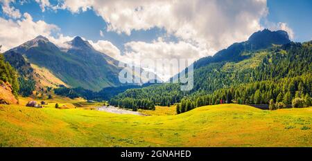 Panorama estivo soleggiato dalla cima del passo di Maloja. Colorata scena mattutina nelle Alpi svizzere, alta Engadina nel cantone dei Grigioni, Svizzera, Europa. Foto Stock