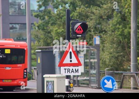 Cartello rosso con segnale acustico e luci al punto di passaggio del tram ad Amsterdam Foto Stock
