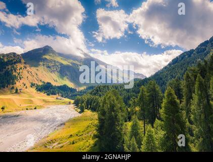 Pittoresca vista estiva dalla cima del passo Maloja. Colorata scena mattutina nelle Alpi svizzere, alta Engadina nel cantone dei Grigioni, Svizzera, Europa Foto Stock