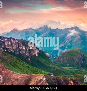 Vista mattutina estiva della catena montuosa Grossglockner dalla strada alpina Grossglockner. Tramonto colorato nelle Alpi austriache, distretto di Zell am See, stato Foto Stock