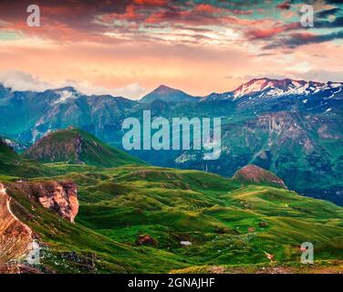 Vista mattutina estiva della catena montuosa Grossglockner dalla strada alpina Grossglockner. Tramonto drammatico nelle Alpi austriache, quartiere Zell am See, stat Foto Stock