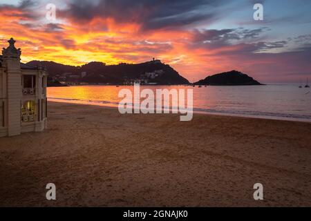 Tramonto dal lungomare di la Concha, Donostia-San Sebastian, Paesi Baschi, Spagna Foto Stock