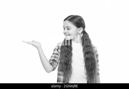 Ragazza bambino molto lungo capelli. Parrucchiere. Mantenere l'igiene corretta e la cura di sé. L'intestatura può aiutare a migliorare Foto Stock