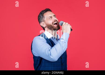 Mantieni la calma e il karaoke. Cantante karaoke sfondo rosso. Canto al microfono. Musica dal vivo Foto Stock