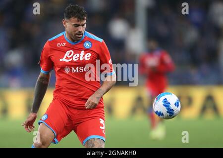 L'attaccante italiano della SSC Napoli Andrea Petagna controlla la palla durante la Serie Una partita di calcio tra Sampdoria e Napoli allo Stadio Luigi Ferraris di Genova il 23 2021 settembre. Foto Stock