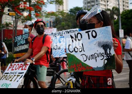 Baia di Manila, Filippine. 24 settembre 2021. Le organizzazioni giovanili e ambientali si uniscono allo Sciopero Globale sul clima chiedendo soluzioni climatiche immediate e la protezione delle risorse marine lungo la baia dai progetti di bonifica. Foto Stock