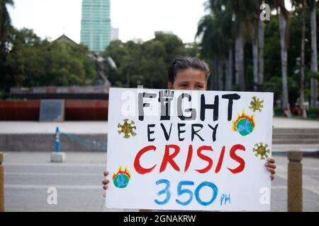 Baia di Manila, Filippine. 24 settembre 2021. Le organizzazioni giovanili e ambientali si uniscono allo Sciopero Globale sul clima chiedendo soluzioni climatiche immediate e la protezione delle risorse marine lungo la baia dai progetti di bonifica. Foto Stock