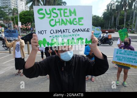 Baia di Manila, Filippine. 24 settembre 2021. Le organizzazioni giovanili e ambientali si uniscono allo Sciopero Globale sul clima chiedendo soluzioni climatiche immediate e la protezione delle risorse marine lungo la baia dai progetti di bonifica. Foto Stock