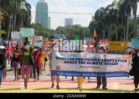 Baia di Manila, Filippine. 24 settembre 2021. Le organizzazioni giovanili e ambientali si uniscono allo Sciopero Globale sul clima chiedendo soluzioni climatiche immediate e la protezione delle risorse marine lungo la baia dai progetti di bonifica. Foto Stock