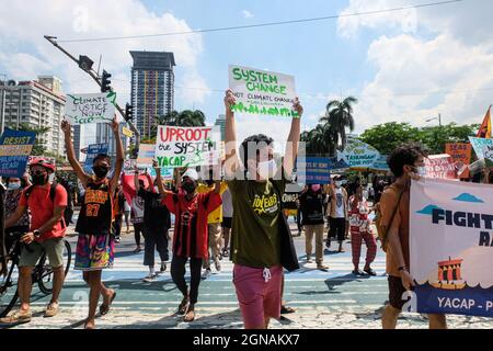 Baia di Manila, Filippine. 24 settembre 2021. Le organizzazioni giovanili e ambientali si uniscono allo Sciopero Globale sul clima chiedendo soluzioni climatiche immediate e la protezione delle risorse marine lungo la baia dai progetti di bonifica. Foto Stock