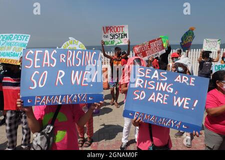 Baia di Manila, Filippine. 24 settembre 2021. Le organizzazioni giovanili e ambientali si uniscono allo Sciopero Globale sul clima chiedendo soluzioni climatiche immediate e la protezione delle risorse marine lungo la baia dai progetti di bonifica. Foto Stock