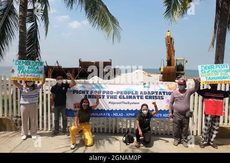 Baia di Manila, Filippine. 24 settembre 2021. Le organizzazioni giovanili e ambientali si uniscono allo Sciopero Globale sul clima chiedendo soluzioni climatiche immediate e la protezione delle risorse marine lungo la baia dai progetti di bonifica. Foto Stock