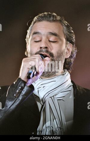 Napoli Italia 2002-05-28 : Andrea Bocelli in concerto durante la manifestazione musicale 'Festivalbar 2002' Foto Stock