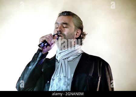 Napoli Italia 2002-05-28 : Andrea Bocelli in concerto durante la manifestazione musicale 'Festivalbar 2002' Foto Stock