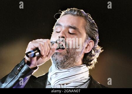 Napoli Italia 2002-05-28 : Andrea Bocelli in concerto durante la manifestazione musicale 'Festivalbar 2002' Foto Stock