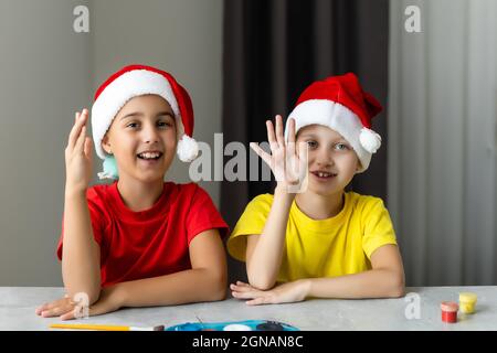 Due belle ragazze dipinte figurine di legno di Natale. Foto Stock