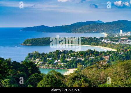 Il punto panoramico di Karon è uno dei punti di osservazione migliori e più importanti dell'isola di Phuket. Affacciato su una vista del 8km delle 3 spiagge della costa occidentale di Phuket, Kata N. Foto Stock