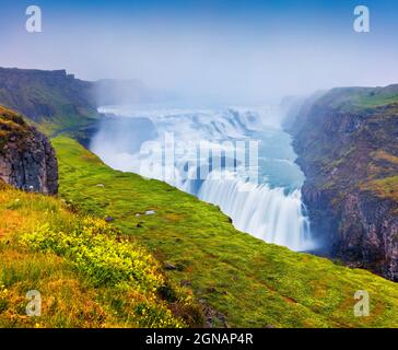 Enorme cascata Gullfoss nella nebbia mattutina. Colorata scena estiva sul fiume Hvita, nel sud-ovest dell'Islanda, in Europa. Foto elaborata in stile artistico. Foto Stock