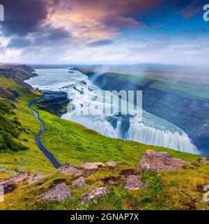 Enorme cascata di Gullfoss nella nebbia di mattina. Colorata estate alba sul fiume Hvita nel sud-ovest dell'Islanda, l'Europa. Stile artistico post elaborati foto. Foto Stock
